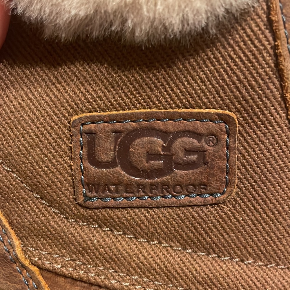 Excellent Condition Fully Waterproof Ugg Fur Line… - image 5